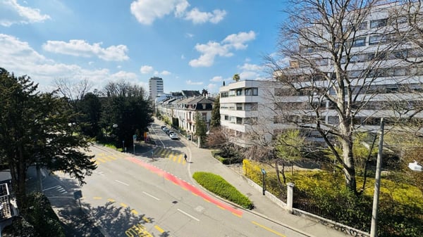 Komplett sanierte 1.5-Zimmerwohnung mit 2 Bädern, 2 Balkonen und 1 Tiefgaragenplatz 2