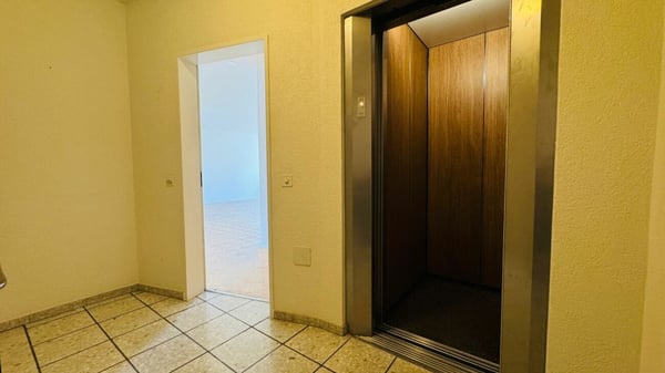 Komplett sanierte 1.5-Zimmerwohnung mit 2 Bädern, 2 Balkonen und 1 Tiefgaragenplatz 15