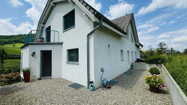 Wunderschönes 5.5-Zimmer Doppelhaus mit Garten, Sitzplatz, Balkon und 2 Parkplätzen 3