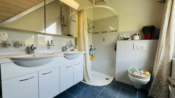 Wunderschönes 5.5-Zimmer Doppelhaus mit Garten, Sitzplatz, Balkon und 2 Parkplätzen 4