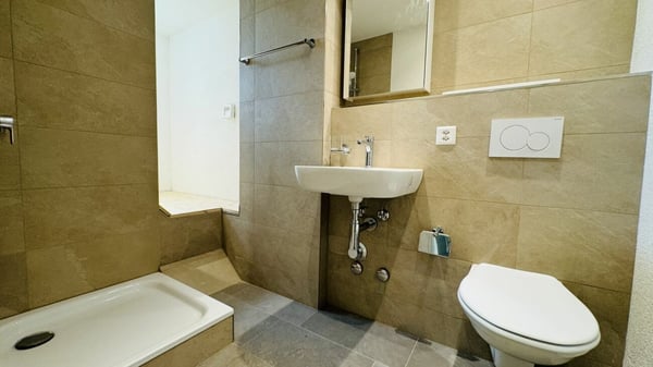Wunderschöne neuwertige 2.5-Zimmerwohnung (w5) mit Balkon, eigener Waschmaschine, Kellerabteil (ohne Lift) 3