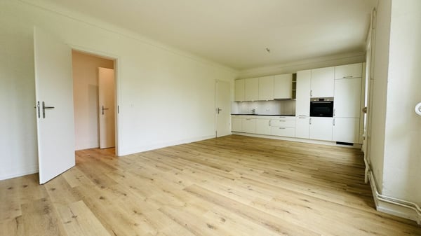 Wunderschöne neuwertige 2.5-Zimmerwohnung (w5) mit Balkon, eigener Waschmaschine, Kellerabteil (ohne Lift) 1