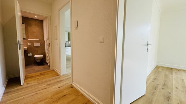Wunderschöne neuwertige 2.5-Zimmerwohnung (w5) mit Balkon, eigener Waschmaschine, Kellerabteil (ohne Lift) 4