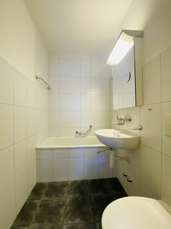 Gepflegte 2.5-Zimmerwohnung mit Lift und Balkon 4