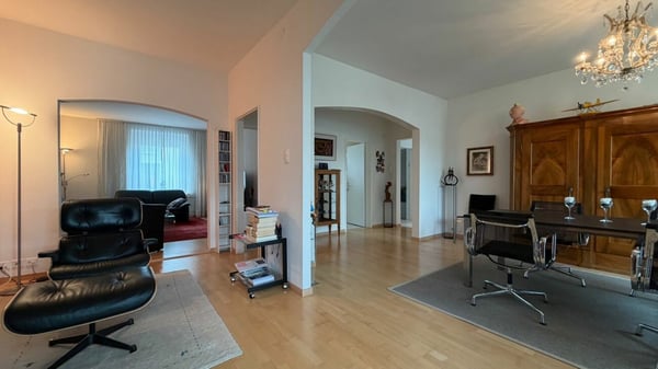 2 WOHNUNGEN + GARTEN + GÄSTEZIMMER + GARAGE/PARKPLÄTZE + MIETEINNAHMEN - SELTENE CHANCE 11
