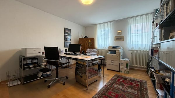 2 WOHNUNGEN + GARTEN + GÄSTEZIMMER + GARAGE/PARKPLÄTZE + MIETEINNAHMEN - SELTENE CHANCE 10