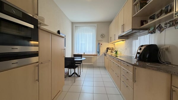 2 WOHNUNGEN + GARTEN + GÄSTEZIMMER + GARAGE/PARKPLÄTZE + MIETEINNAHMEN - SELTENE CHANCE 15