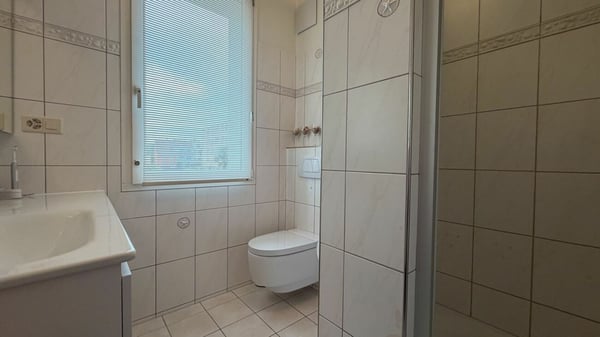 2 WOHNUNGEN + GARTEN + GÄSTEZIMMER + GARAGE/PARKPLÄTZE + MIETEINNAHMEN - SELTENE CHANCE 16