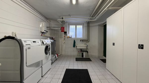 2 WOHNUNGEN + GARTEN + GÄSTEZIMMER + GARAGE/PARKPLÄTZE + MIETEINNAHMEN - SELTENE CHANCE 20