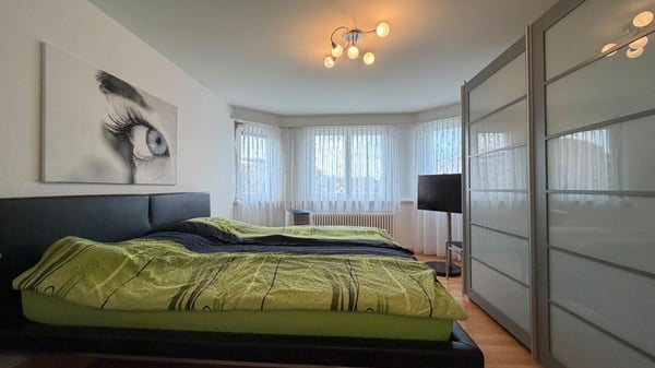 2 WOHNUNGEN + GARTEN + GÄSTEZIMMER + GARAGE/PARKPLÄTZE + MIETEINNAHMEN - SELTENE CHANCE 9