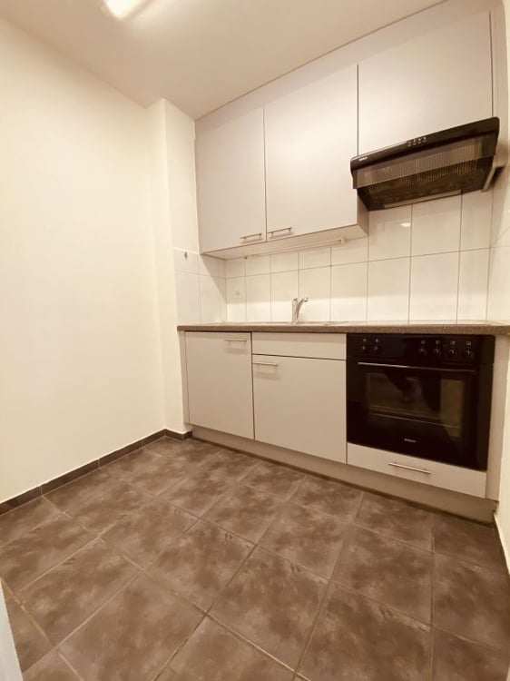 Helle und gemütliche 2 Zimmerwohnung mit Bad und Küche per sofort 2