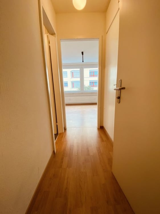 Helle und gemütliche 2 Zimmerwohnung mit Bad und Küche per sofort 3