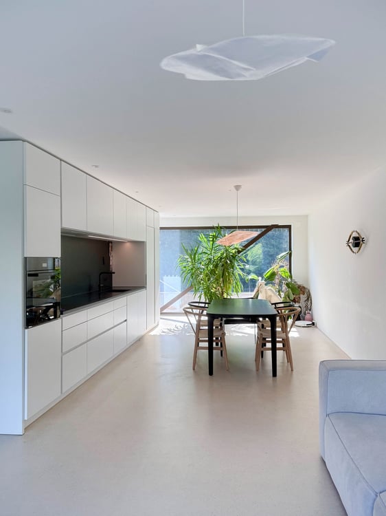 Hochmoderne Wohnung mit Hauscharakter und eigenem Gartenanteil in Bottmingen