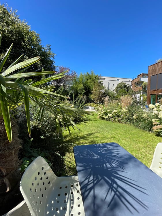Hochmoderne Wohnung mit Hauscharakter und eigenem Gartenanteil in Bottmingen 2