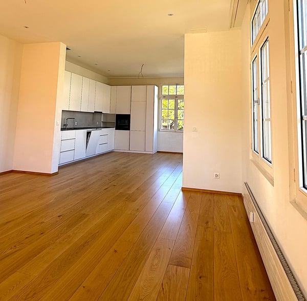 Moderne 5.5 Zimmer Etagenwohnung zentral gelegen 2