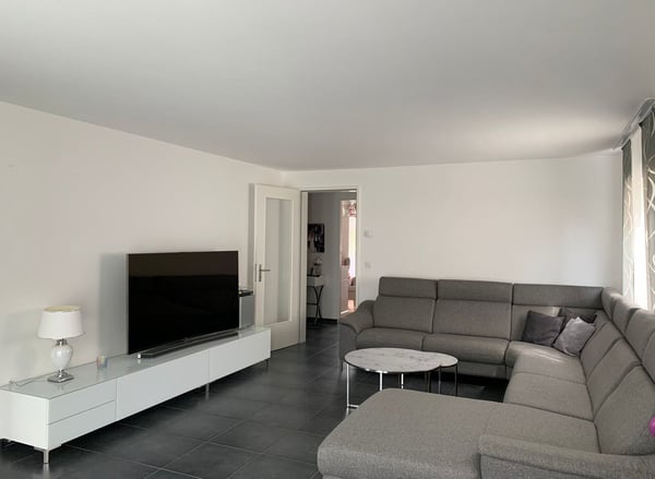 Moderne, neuwertige 3.5 Zimmer Etagenwohnung mit separater Waschküche 1