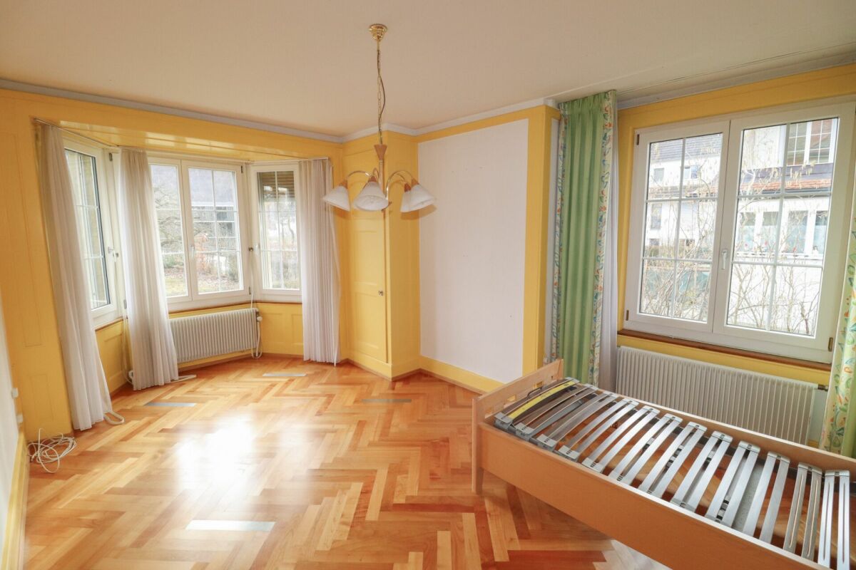 8.5-Zi-Haus, auch als Mehrgenerationenhaus nutzbar, auf 1'441 m2 Land mit Baulandreserve