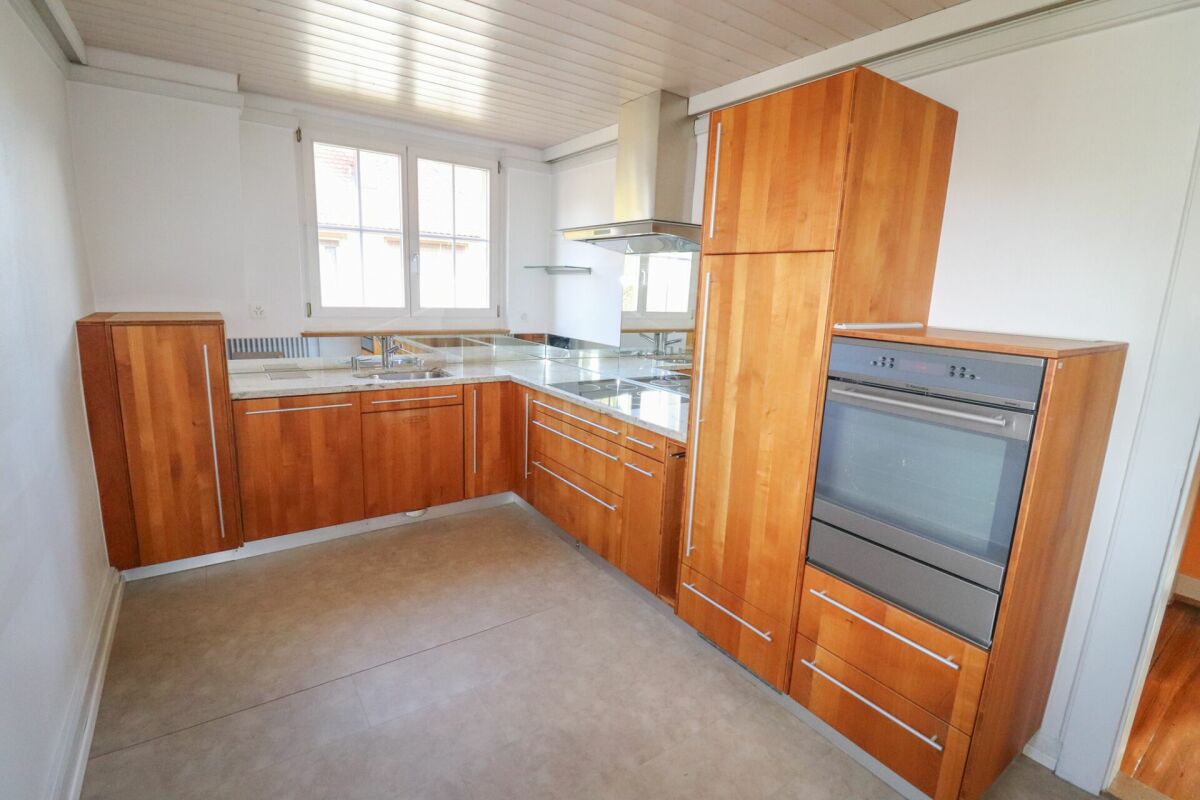 8.5-Zi-Haus, auch als Mehrgenerationenhaus nutzbar, auf 1'441 m2 Land mit Baulandreserve
