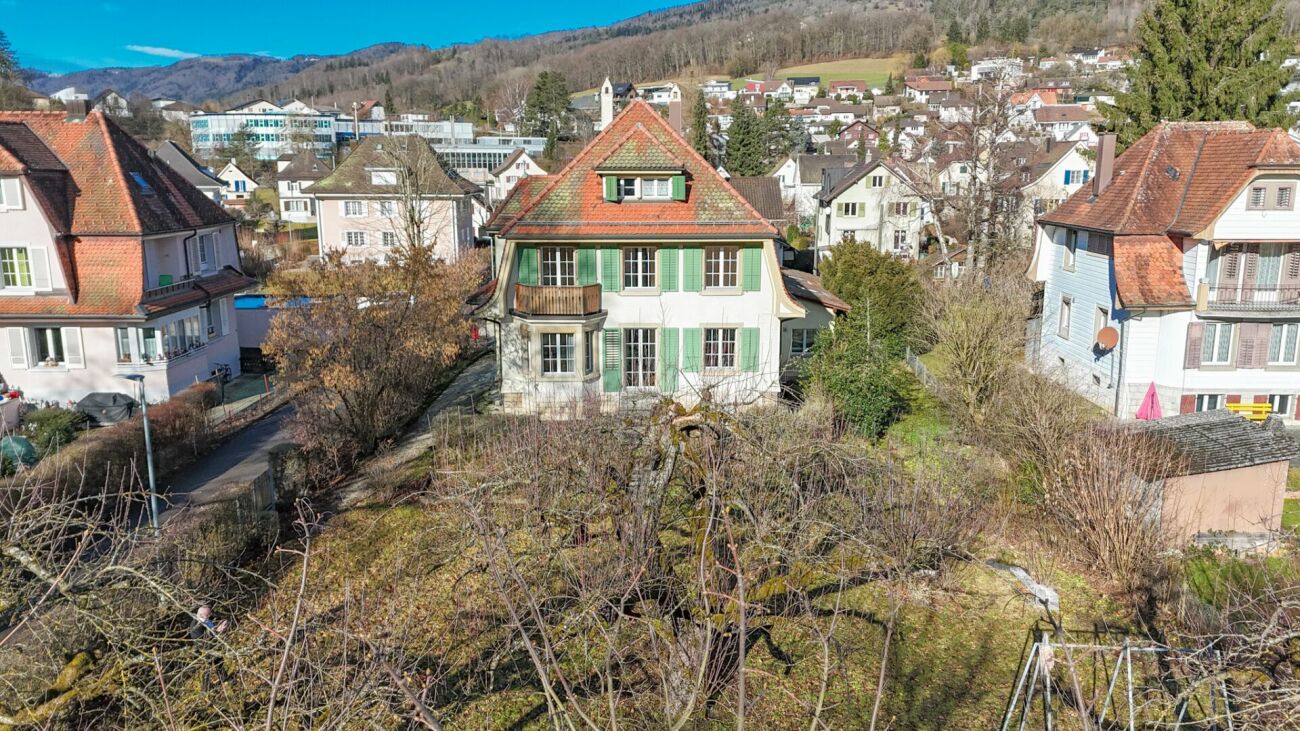 8.5-Zi-Haus, auch als Mehrgenerationenhaus nutzbar, auf 1'441 m2 Land mit Baulandreserve