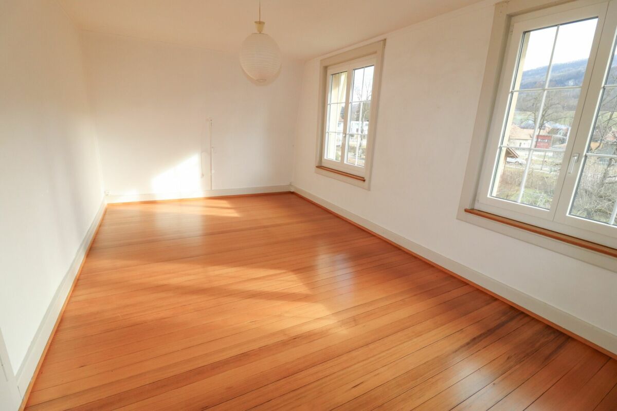 8.5-Zi-Haus, auch als Mehrgenerationenhaus nutzbar, auf 1'441 m2 Land mit Baulandreserve