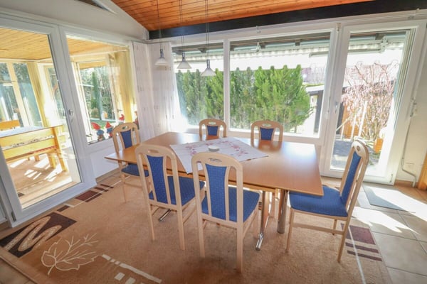 5.5-Zi-EFH mit Wintergarten und Zusatzgebäude auf 1'091 m2 grossem Grundstück 6