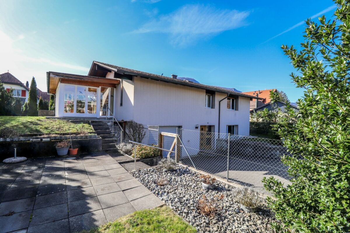 5.5-Zi-EFH mit Wintergarten und Zusatzgebäude auf 1'091 m2 grossem Grundstück