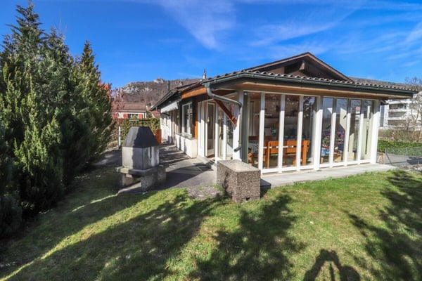 5.5-Zi-EFH mit Wintergarten und Zusatzgebäude auf 1'091 m2 grossem Grundstück