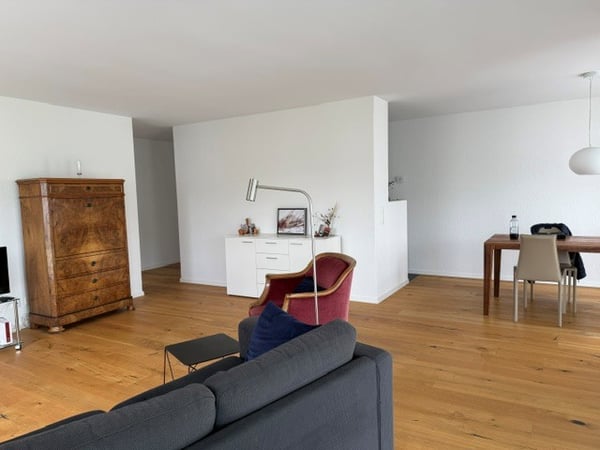 Hochwertig sanierte und zentral gelegene 4.5-Zimmerwohnung mit Balkon 3