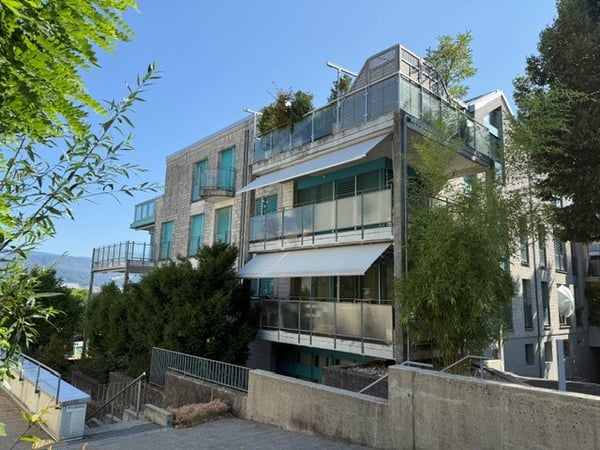 Hochwertig sanierte und zentral gelegene 4.5-Zimmerwohnung mit Balkon 1