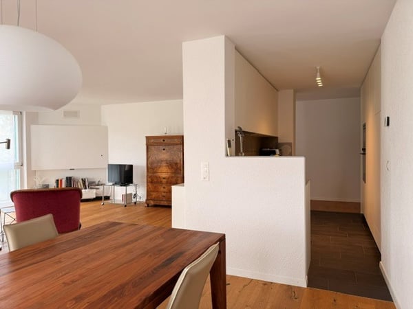 Hochwertig sanierte und zentral gelegene 4.5-Zimmerwohnung mit Balkon 5