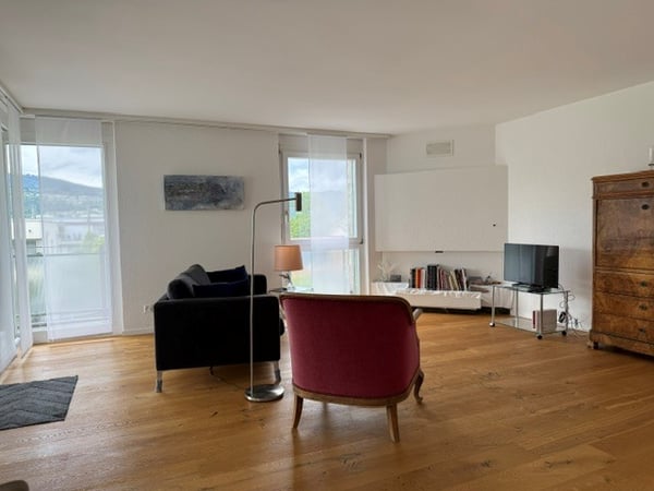 Hochwertig sanierte und zentral gelegene 4.5-Zimmerwohnung mit Balkon 2
