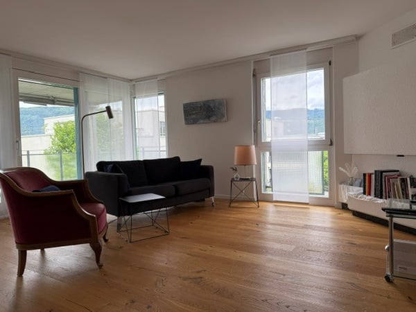 Hochwertig sanierte und zentral gelegene 4.5-Zimmerwohnung mit Balkon 4