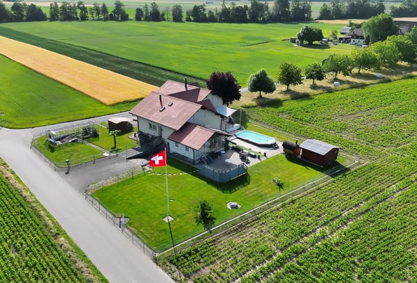 Zwei Wohnhäuser auf 1748 m2 Parzelle in Schwadernau 1