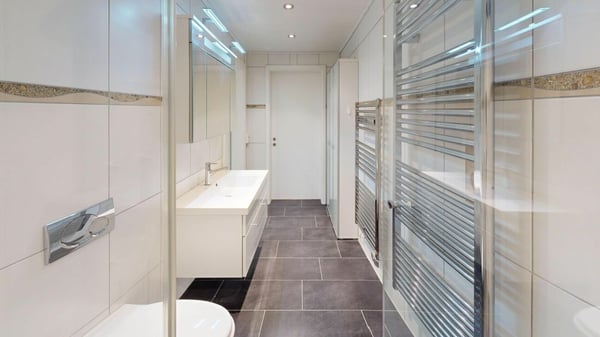 Aussergewöhnliche 3.5-Zimmer-Wohnung mit separatem Eingang & Garage inklusive 4