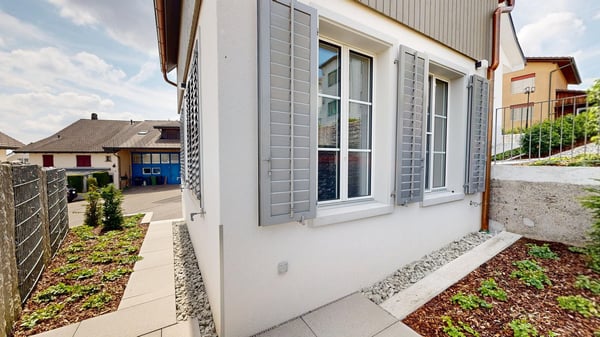 Erstvermietung: Charmantes, frisch renoviertes Tiny House mit privatem Garten in Boswil 11