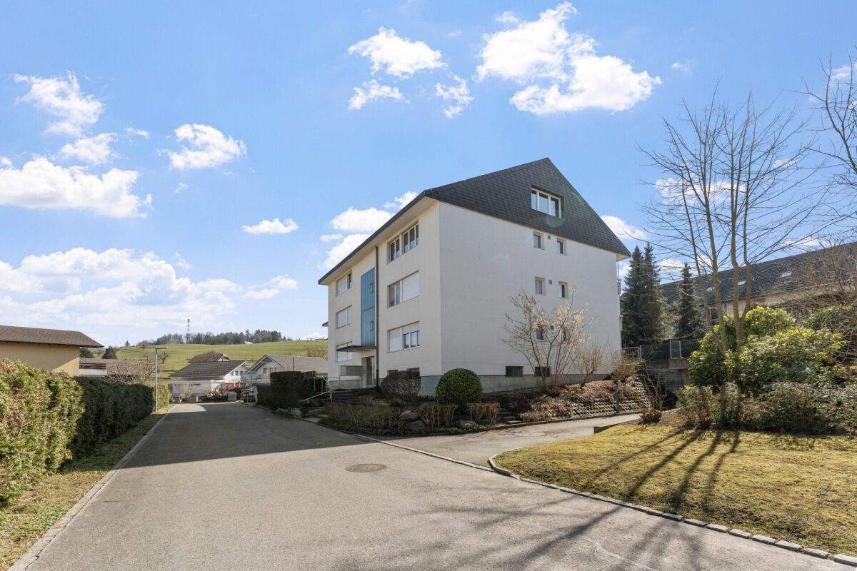 Frisch renovierte 4.5-Zimmerwohnung mit Balkon an zentraler Lage zu vermieten