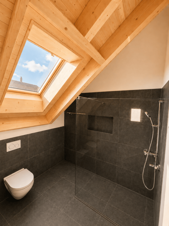 2.5-Zimmer-Dachwohnung nord an zentraler Lage zu vermieten 5