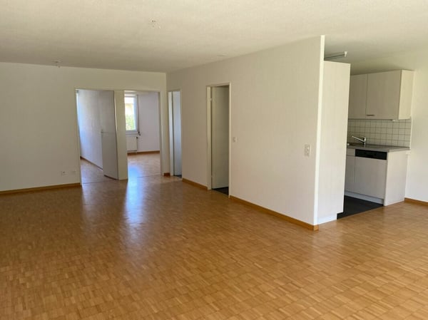 Grosszügige 3.5-Zimmerwohnung mit Balkon an zentraler Lage zu vermieten