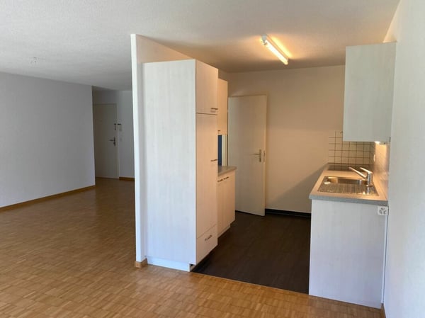 Grosszügige 3.5-Zimmerwohnung mit Balkon an zentraler Lage zu vermieten 2