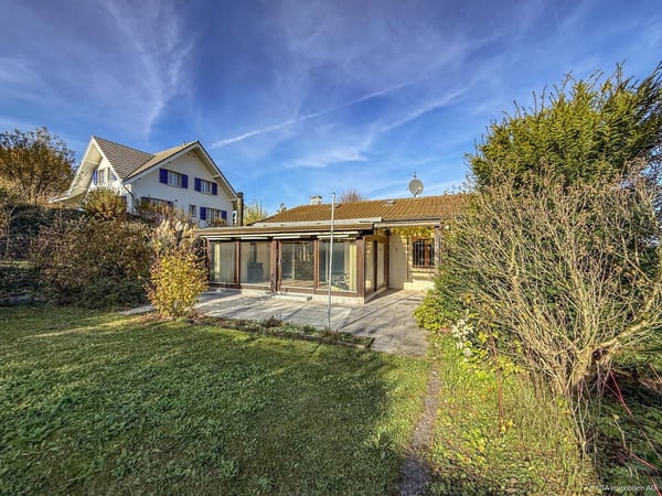 Freistehendes Einfamilienhaus mit grosszügigem Garten 2