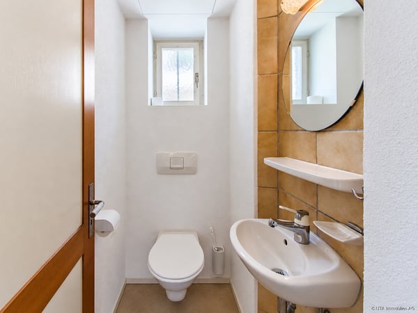 Zweifamilienhaus an zentraler Lage mit attraktivem Umbaupotenzial 6