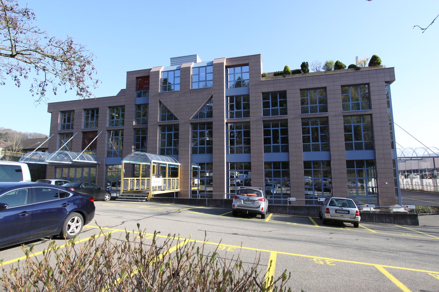 4 story building, windows, parking, car driveway