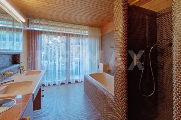 Einfamilienhaus im Bungalow-Stil mit Wellness-Oase und grossem Garten 9