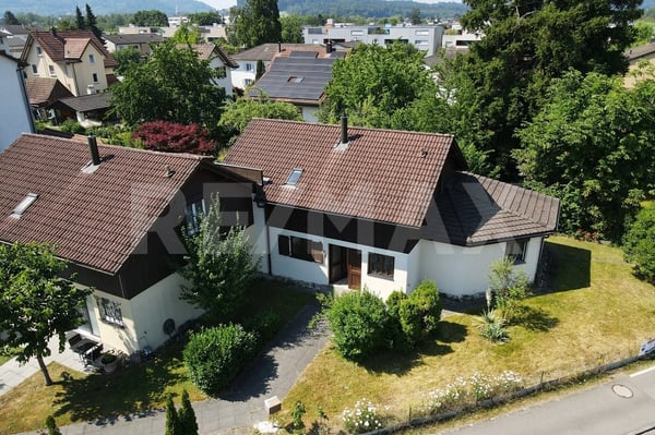 Einfamilienhaus mit grossem Potenzial an gut erschlossener Lage 2