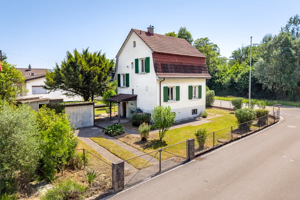 Hübsches Einfamilienhaus mit viel Umschwung und grossem Potenzial 1