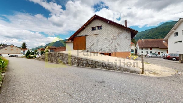 Wohnhaus mit Oekonomiegebäuden und 4'800 m2 Land 3