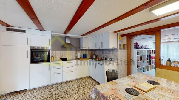 Wohnhaus mit Oekonomiegebäuden und 4'800 m2 Land 8