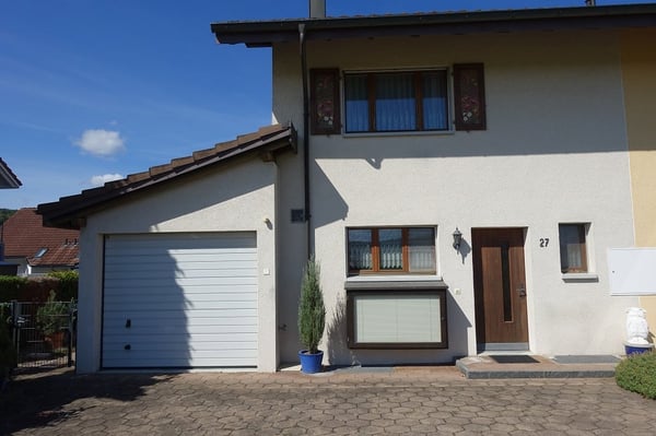Charmantes 4.5-Zimmer-Doppeleinfamilienhaus in Schinznach – sofort verfügbar!
