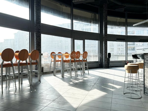 Surface commerciale avec vitrines d'env. 250 m² en duplex 5