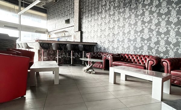 Surface commerciale avec vitrines d'env. 250 m² en duplex 7